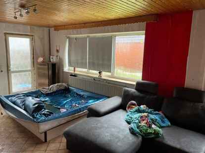 Im Wohnzimmer steht Wasser in Pf&uuml;tzen, die M&ouml;bel sind nur noch Schrott. Das gro&szlig;e Sofa war noch nicht einmal abbezahlt und nun kann Familie Ellerbrock es nur noch entsorgen.