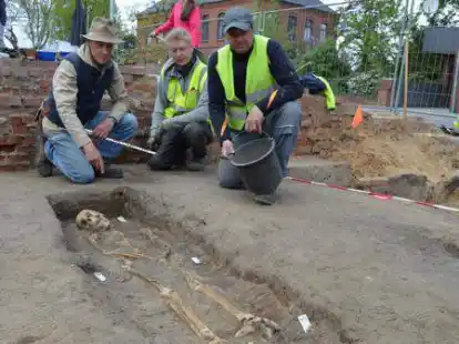 Arch&auml;ologe Dr. G&ouml;sta Ditmar-Trauth, dessen Mitarbeiter Tilman Bronner und der Cloppenburger Hobbyarch&auml;ologe Klaus Steinkamp nahmen das freigelegte Skelett - mutma&szlig;lich aus dem 11. Jahrhundert - in Augenschein.