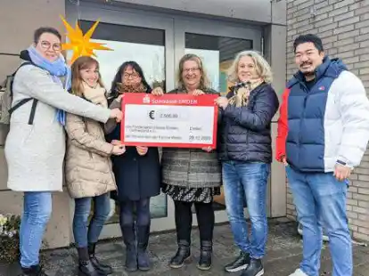Spenden&uuml;bergabe an das Hospiz (von links): Traute Thee&szlig;en, Sarina Bretzler (beide Spedition Weets), Sabine Noetzel (F&ouml;rderverein Hospiz Emden), Andrea Risius (1. Vorsitzende F&ouml;rderverein Hospiz), Birgit Momberger (F&ouml;rderverein Hospiz) und Xuan M&ouml;ller (Spedition Weets).