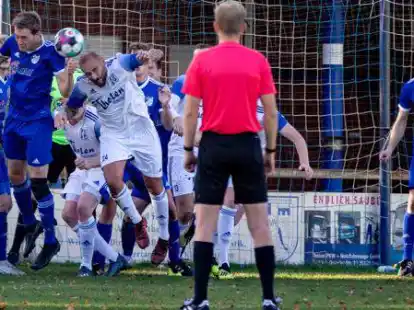 Mit vereinten Kr&auml;ften haben die Lastruper (in Blau, hier im Spiel gegen den SV Altenoythe) den Problemen getrotzt.
