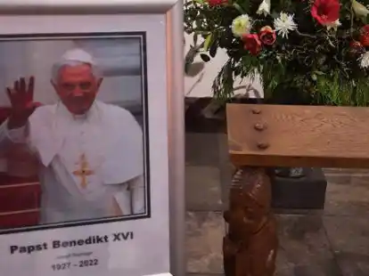 In der Delmehorster Kirche St. Marien steht ein Bild des emeritierten Papstes Benedikt.
