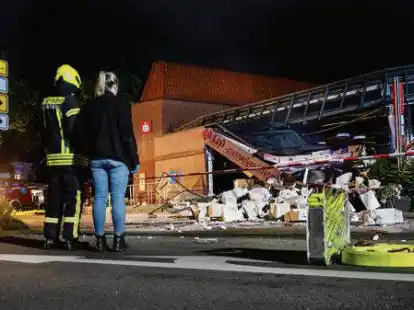 Wucht der Zerst&ouml;rung: Unbekannte haben Geldautomaten der LzO in Edewecht gesprengt.