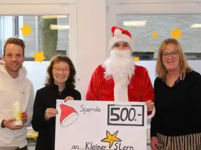 Gru&szlig;k&auml;rtchen und Kekse f&uuml;r den guten Zweck (von links): Timo L&uuml;bbe, &bdquo;Kleiner Stern&ldquo;-Initiatorin Maria Thien, Schulnikolaus der Oberschule Pingel Anton und Silvia Frye bei der Spenden&uuml;bergabe.