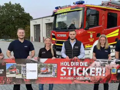 Holt Euch die Sticker, empfahlen  (von links) Mark Seemann, Lennart Bischoff, Stefanie Seemann, Jona Br&uuml;mmer (Edeka-Marktleiter), Annika Duske und Maik Sch&uuml;tte. Am 7. Januar kann nun getauscht werden.
