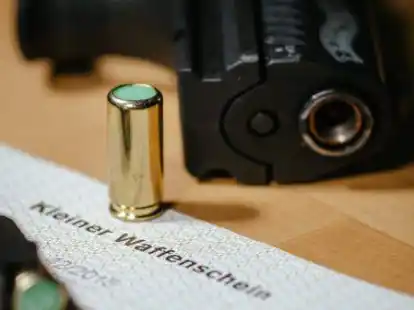 Einen Kleinen Waffenschein, zum Beispiel f&uuml;r eine Schreckschuss-Pistole, konnten Friesoyther und Cloppenburger bisher in ihren Stadtverwaltungen beantragen. Nun hat der Landkreis das Friesoyther Waffen- und Sprengstoffamt &uuml;bernommen, am 1. Juni folgt das Cloppenburger Amt.