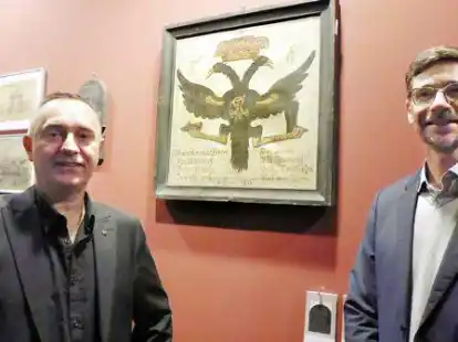 Kunst-Vorsitzender Gregor Strelow und Matthias Symens-Reiche, stellvertretender Pr&auml;sident des Rotary-Club Emden mit dem Zunftschild von 1796.