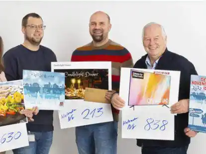 Bei der Kalenderaktion gab es diesmal auch eine Sonderverlosung: Diese Preise k&ouml;nnen im Hauptgesch&auml;ft Blumen Klefer, Stahlwerkstra&szlig;e 79, in Augustfehn abgeholt werden. Mit den Gewinnern freuen sich Dr. Elke Schn&ouml;rwangen (von links), Renke M&uuml;ller, Dirk Klefer, Jochen Tietjen und Bernd-Thomas Scheiwe von der Augustfehner Werbegemeinschaft bzw. vom Gewerbekreis Apen.