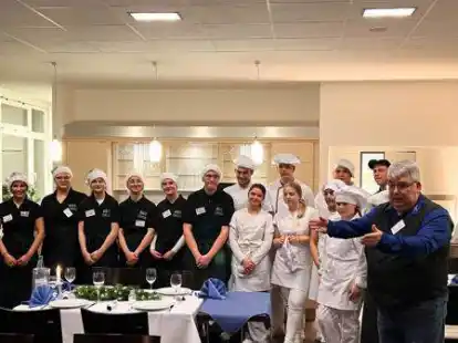 Die BFGA 1-1 (Berufsfachschule Gastronomie) mit ihren Lehrern Matthias Grummel (3.v.r.) und Heiko Wichmann (2.v.r.).
