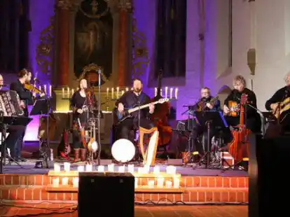 Spielten am Mittwochabend &bdquo;Musik in d&lsquo; L&uuml;chterkark &ndash; Folk meets Classic&ldquo; in der Ganderkeseer Kirche St. Cyprian und Cornelius: die Gruppen Laway, La Kejoka mit weitere K&uuml;nstler.