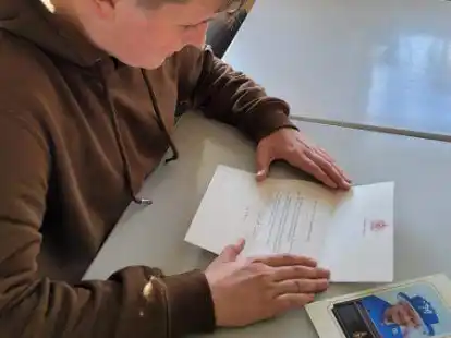 Max liest die Antwort der Queen vor.