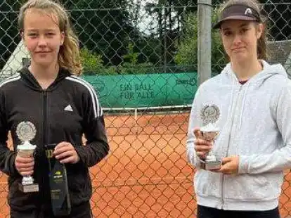 Hannah Nieters aus Essen (links) gewann im Sommer die Regionsmeisterschaft auf Sand im Finale gegen Andrada Amariei (TC Dinklage). Beide sind auch in der Halle dabei.