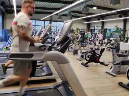 Mitglied Dennis Neugebauer (vorne) ist auch im neuen Jahr im Fitnessstudio Auszeit in Wildeshausen wieder aktiv.