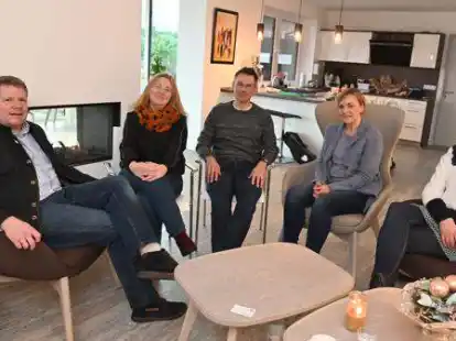 Bereiten sich mit dem Personal auf die ersten G&auml;ste vor (von links): Gesch&auml;ftsf&uuml;hrer Martin St&ouml;tzel, Pflegedienstleiterin Marion Hemken-Kleen, Stellvertreter Stefan Schatz, Hausleiterin Christina Bitiq und F&ouml;rdervereinsvorsitzende Miriam Glave im Kaminzimmer.