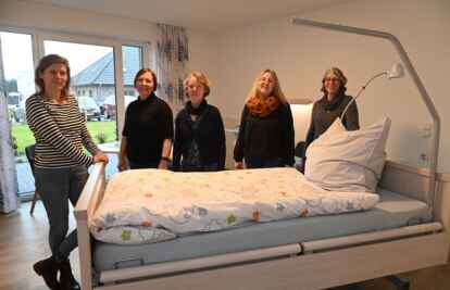 K&uuml;mmern sich im Pflegeteam um die G&auml;ste des Hauses: (v.l.) Petra Okken, Adriana Franckiewycz, Anja B&ouml;rgmann, Marion Hemken-Kleen und Ute Hoffmann in einem der G&auml;stezimmer. Bild: Axel Pries