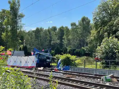 Ein Lkw-Wrack im Gleisbett: Bei einem schweren Unfall am Bahn&uuml;bergang Rastede-Liethe starb im August ein Lkw-Fahrer.