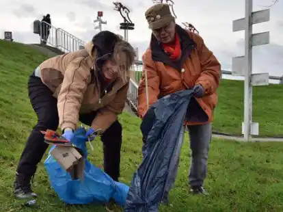 Stefanie Eilers (Nabu-Vorstand) und Silvia Sedelmaier k&auml;mpften mit dem starken Wind und dem M&uuml;ll am S&uuml;dstrand in Wilhelmshaven.