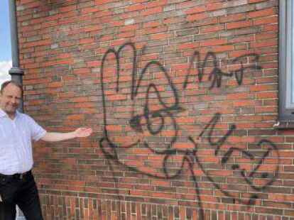 In Brockhorn beschmierten am Wochenende vom 21. bis 22. Mai Unbekannnte das Rathaus und andere Orte in der Stadt. B&uuml;rgermeister Krettek zeigt die Schmierereien. Bild: Josepha Zastrow