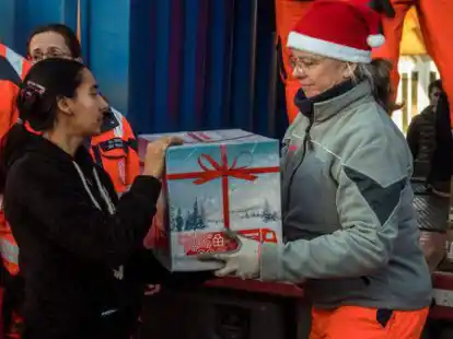 &Uuml;bergabe im Rum&auml;nien: Ehrenamtlich der Johanniter-Weihnachtstrucker hatten eine gro&szlig;e Paketlieferung dabei.