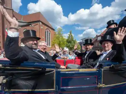 Beim Sch&uuml;tzenfest im August 2022 bildeten schlie&szlig;lich B&uuml;rgermeister Sven Stratmann (links), der stellvertretende B&uuml;rgermeister Heino de Buhr (rechts) und Ortsvorsteher Raphael Opilski (2.v.l.) den Magistrat (hier in der Kutsche zusammen mit Ehrengast Walter Beckmann).