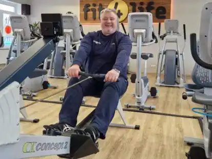 Eine saubere Ausf&uuml;hrung bei Sport&uuml;bungen ist f&uuml;r ihn das A und O: Carsten Rosenthal, Gesch&auml;ftsf&uuml;hrer des Huder Fitnessstudios &bdquo;Fit4Life&ldquo;.