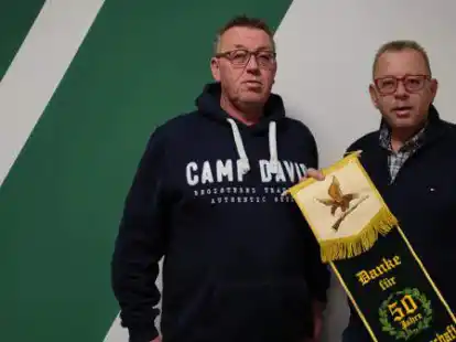 50 Jahre Vereinsfreundschaft: Michael Meyer (links) und Olaf Meyer pr&auml;sentieren den Ehrenwimpel.