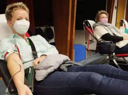 Bei der Blutspende in Neerstedt: Birte H&ouml;fel (links) aus Brettorf und Sandra Scheeland aus Neerstedt