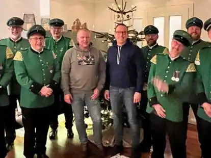 Die Tamboure der Wildeshauser Sch&uuml;tzengilde &uuml;berbringen den Neujahrsgru&szlig; (von links): Thorsten Niester, Thorsten Bressler, Alain Priser, Markus Wulf, Schaffer Andreas Tonn, K&ouml;nig Timo Poppe, Lars Christian Menke, Matthias Lenz, Daniel M&uuml;ller und Ulf Nehls.