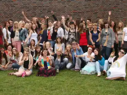 Alles so sch&ouml;n bunt hier: die Absolventinnen und Absolventen der Fachoberschule Gestaltung (FH-Reife) am BZTG vor zehn Jahren.