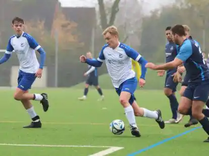 Beim letzten Aufeinandertreffen zwischen der Reserve von BW Borssum (wei&szlig;e Shirts) und dem Team von Amisia Stern Wolthusen entschieden die Sternamisen auf Kunstrasen im Herrentorviertel mit 2:0 f&uuml;r sich.