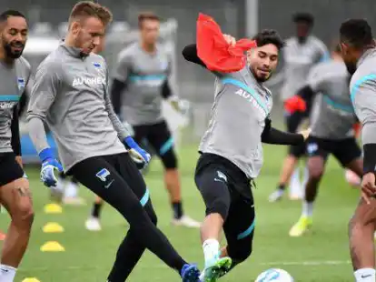 Prominente Trainingspartner: Florian Palmowski (Zweiter von links) kickte &ouml;fters im Training der Profis von Hertha BSC mit.  Hier umzingeln ihm (von links) Matheus Cunha, Suat Serdar und Kevin-Prince Boateng.