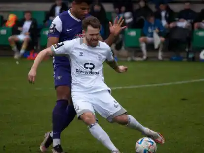 Unterlag mit dem VfB Oldenburg am Donnerstag im Testspiel gegen Erzgebirge Aue: Christiopher Buchtmann (am Ball)