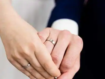 Ein frisch verm&auml;hltes Brautpaar zeigt nach der Eheschlie&szlig;ung  die Eheringe. Im vergangenen Jahr sind 242 Paare in der Stadt Leer standesamtlich getraut worden.