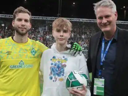 Tammo Gutsche (Mitte) mit Werder-Keeper Felix Wiedwald (links) und NWZ-Sportchef Hauke Richters