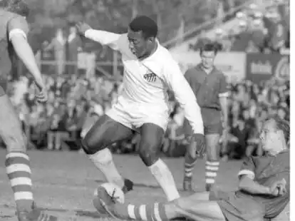 Ausgetanzt vom Jahrhundert-Fu&szlig;baller: Pel&eacute; (wei&szlig;es Trikot) lie&szlig; sich von seinen Gegnern nur schwer stoppen. In dieser Spielszene dribbelte er sich erfolgreich an einem gr&auml;tschenden Gegenspieler vorbei.