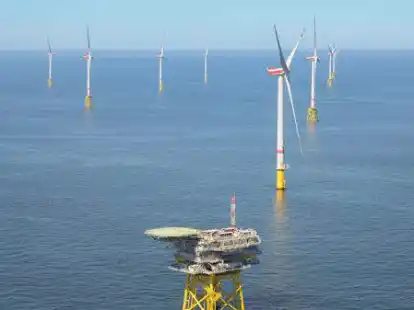 Blick aus einem Hubschrauber auf den Offshore-Windpark Borkum Riffgrund 2 des Energieversorgers &Oslash;rsted vor der nieders&auml;chsischen K&uuml;ste. Niedersachsens Ministerpr&auml;sident Stephan Weil hat nach dem Besuch des Windparks den z&uuml;gigen Ausbau der Windenergie auf See bekr&auml;ftigt.