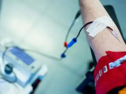 Ein Mann spendet im DRK-Blutspendezentrum Blut. Im nordrhein-westf&auml;lischen Gelsenkirchen fand am 29. Februar 1952 der wohl bundesweit erste offizielle Blutspendetermin des Deutschen Roten Kreuzes statt. Aktuell meldet der Blutspendedienst des DRK f&uuml;r Niedersachsen einen deutlichen R&uuml;ckgang der Spendenbereitschaft.