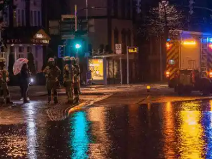 Land unter an der Alexanderstra&szlig;e: Starker Regen hatte am Samstag zu &Uuml;berflutungen gef&uuml;hrt.