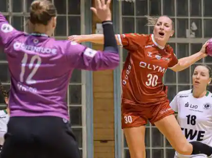 Kein Halten: Jenny Behrend (in Rot) warf beim Sieg der SG Bietigheim sechs Tore gegen den VfL Oldenburg um (von links) Nele Reese und Lena Feiniler.