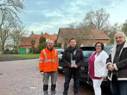 Auf dem neuen Parkplatz beim K&uuml;sterhaus in Stollhamm: Bauhofsleiter Erik Blarr, B&uuml;rgermeister Axel Linneweber, Sprechstundenhilfe Nina Sommer und Dr. Robert Ceskel vom MVZ
