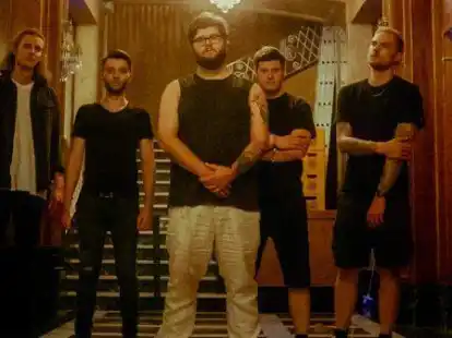 Wurden 2022 bei allen Auftritten, Videodrehs und auch hinter den Kulissen mit der Kamera begleitet: die f&uuml;nf Musiker der Ganderkeseer Band  Maelf&oslash;y &ndash; Lukas Meyer (von links), Martin Schiwy, Marne B&uuml;ch, Christopher Maa&szlig; und Lars Riedel.