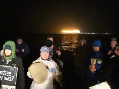 Protest: Netzwerk Energiedrehscheibe trommelt gegen Frackinggas, Hooksiel, Au&szlig;enhafen; im Hintergrund das LNG-Terminal Esperanza Hoegh
