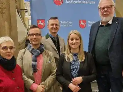 Nach der Auszeichnung in Hannover (von links): Magrit K&auml;hler (Betreuungsverein Oldenburg-Land), Thobias Keese-Jonas, Adrian Jonas, Niedersachsens Justizministerin Dr. Kathrin Wahlmann und Heinz Fangmann