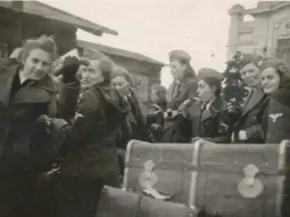 Historisches Material:  Deutsche Wehrmachtshelferinnen auf dem Bahnhof von Kowel in der Ukraine.