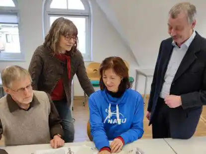 Besprechen in der VHS Wildeshausen die Auftaktveranstaltung &bdquo;W&ouml;lfe im Oldenburger Land&ldquo; der neuen Kooperation zwischen dem Nabu D&ouml;tlingen-Wildeshausen und der VHS: (von links) Wolfgang Pohl, Tina Reiter, Marianne Bernhard-Beeskow und Hinrich Ricklefs.