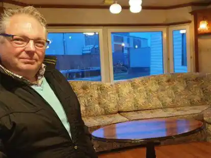 Andreas Faske sitzt in einem der Mobilheime, die er in Ahlhorn anbietet. Aus einem Hobby wurde ein Gesch&auml;ft.