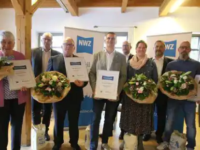 Ehrung der Menschen des Jahres 2020 und 2021 (von links): Maria H&ouml;mmen, NWZ-Chefredakteur Ulrich Sch&ouml;nborn, Stephan Hinrichs, Stefan Stavermann, NWZ-Redaktionsleiter Carsten Bickschlag, Bianka Stavermann, Stefan Awick, Vorstand der Volksbank Bar&szlig;el-B&ouml;sel-Friesoythe, und Uwe B&uuml;ltjer.
