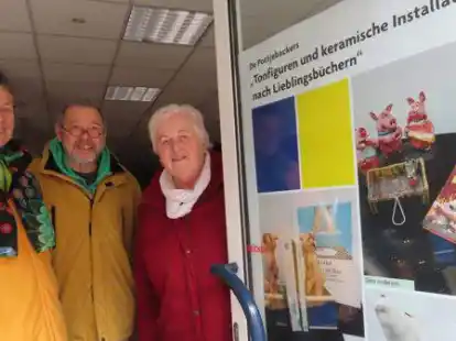 Die Hobby-Keramiker Johanne Lammers, Gerd Anderson und Helga Jan&szlig;en von der Gruppe &bdquo;De Pottjebackers&ldquo; pr&auml;sentieren in Emden gerade eine eigene Ausstellung zum Thema &bdquo;Tonfiguren und keramische Installationen nach Lieblingsb&uuml;chern&ldquo;. Das Besondere: Damit versch&ouml;nen die drei aktuell die Schaufenster eines leerstehenden Ladenlokals in der Gro&szlig;en Stra&szlig;e.