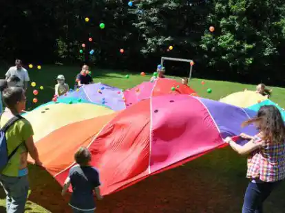 Drunter und dr&uuml;ber: Spiele mit dem riesigen Schwungtuch waren bei den Familiensonntagen immer sehr beliebt, wie dieses Archivbild zeigt.