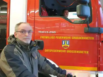 Holger Meyer steht mit seinem Fahrrad im toten Winkel des Feuerwehrfahrzeugs. Mit dem neuen Lkw-Abbiegeassistenten wird er beim Rechtsabbiegen des Lkw vom Radar und der Kamera erfasst. Im Wagen sitzt Ralf Teutenberg hinterm Steuer. Auf einem Bildschirm sieht er den Radfahrer auf dem Monitor.