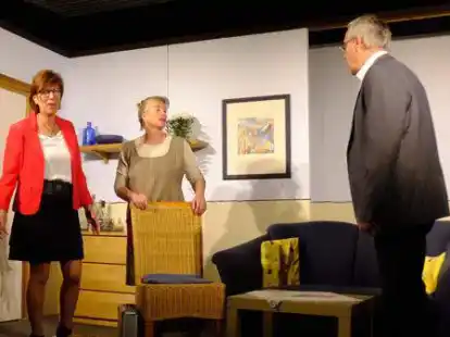 Eine Szene aus dem St&uuml;ck: Edith Bruns (von links) als Dagmar Diekmann, Imke Evers als Agnes Thomsen und J&uuml;rgen Str&ouml;de als Apotheker Frank L&uuml;ders